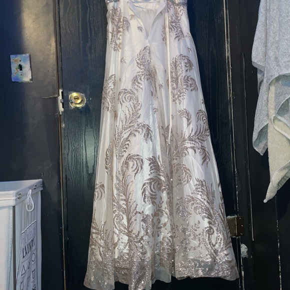 Long cachet formal dress - Picture 3 of 4